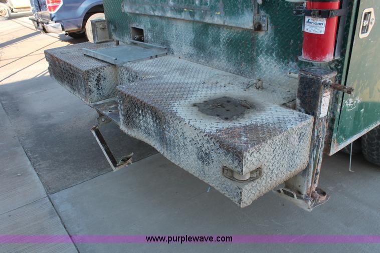 image for item L6772 1991 International 4900 service truck