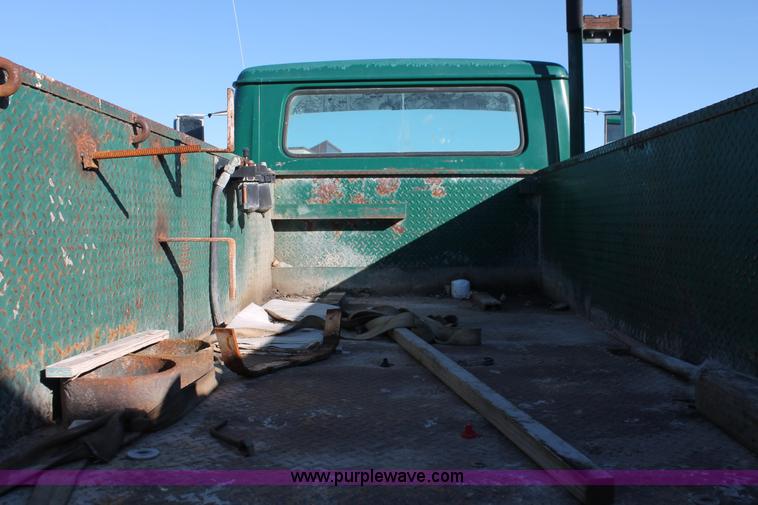 image for item L6772 1991 International 4900 service truck