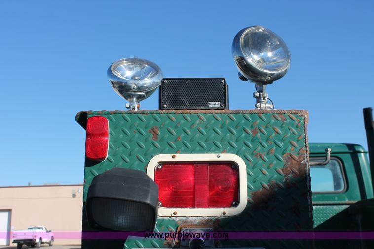 image for item L6772 1991 International 4900 service truck