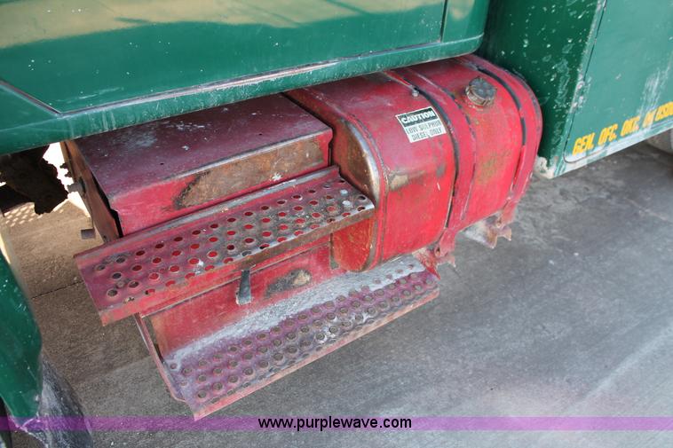 image for item L6772 1991 International 4900 service truck