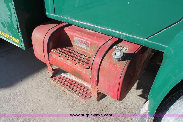 image for item L6772 1991 International 4900 service truck