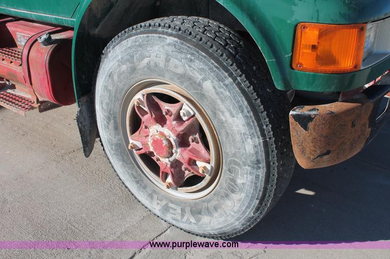 image for item L6772 1991 International 4900 service truck