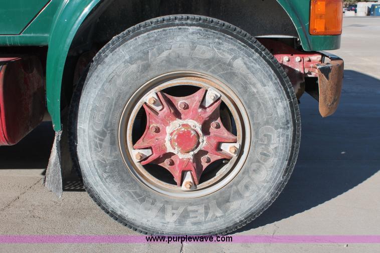 image for item L6772 1991 International 4900 service truck