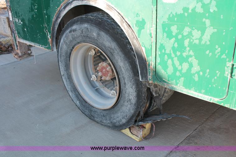 image for item L6772 1991 International 4900 service truck