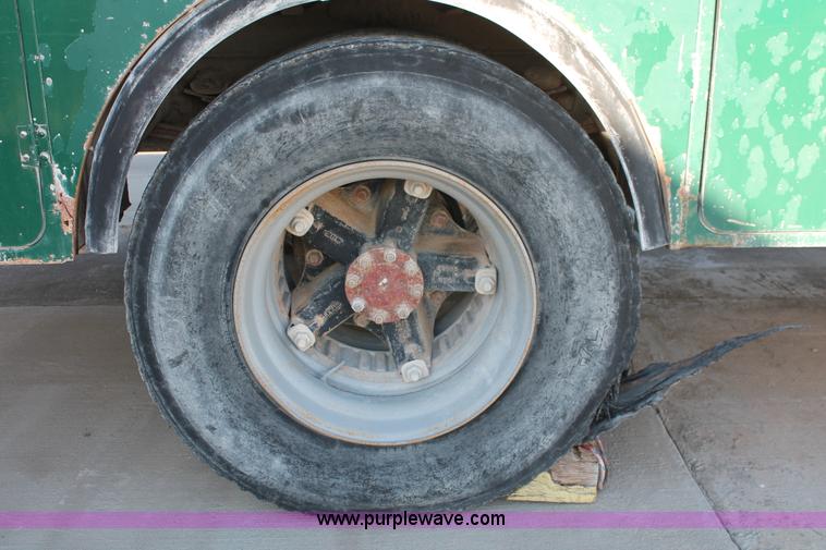 image for item L6772 1991 International 4900 service truck