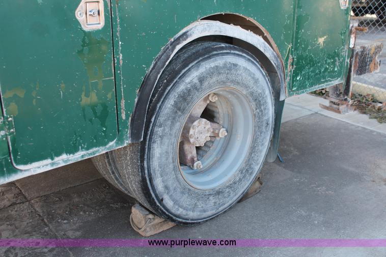 image for item L6772 1991 International 4900 service truck