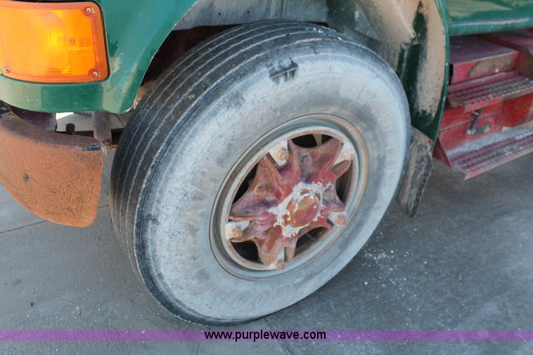 image for item L6772 1991 International 4900 service truck