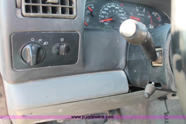 image for item L6774 2002 Ford F250 Super Duty XL pickup truck