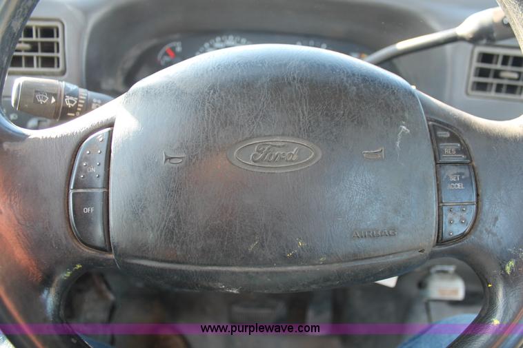 image for item L6774 2002 Ford F250 Super Duty XL pickup truck