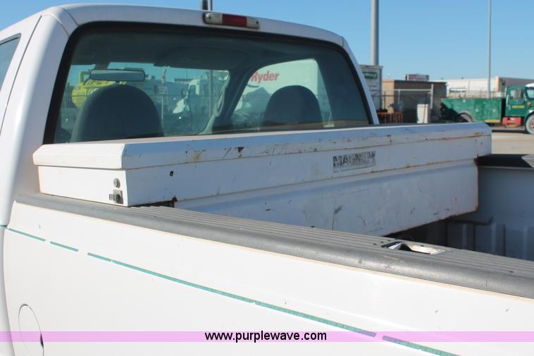 image for item L6774 2002 Ford F250 Super Duty XL pickup truck