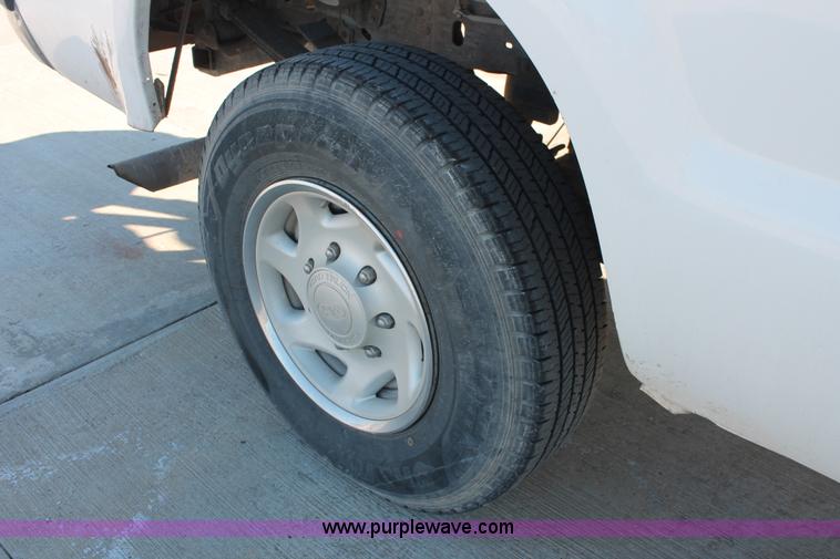 image for item L6774 2002 Ford F250 Super Duty XL pickup truck