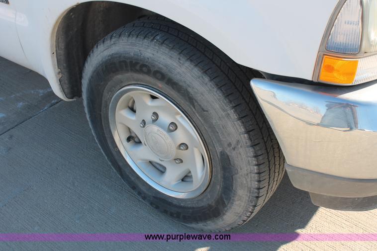 image for item L6774 2002 Ford F250 Super Duty XL pickup truck