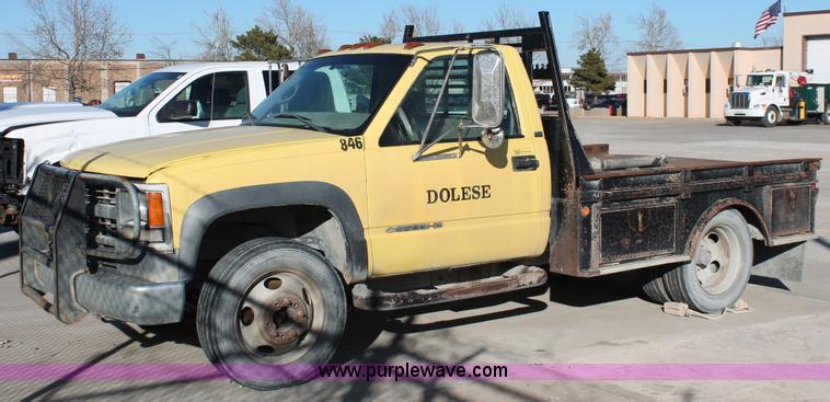 image for item L6775 2001 Chevrolet Silverado 3500HD flatbed pickup truck