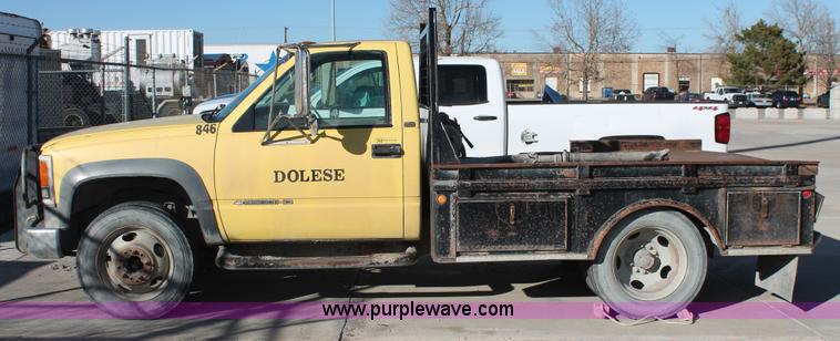 image for item L6775 2001 Chevrolet Silverado 3500HD flatbed pickup truck