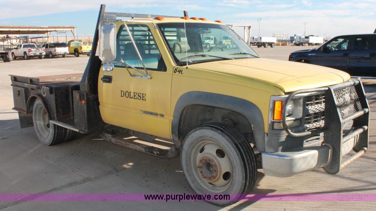 image for item L6775 2001 Chevrolet Silverado 3500HD flatbed pickup truck