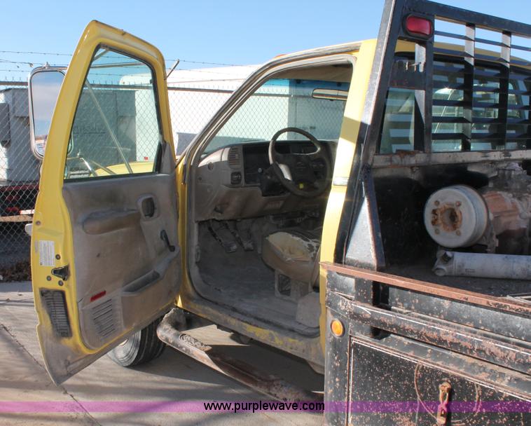 image for item L6775 2001 Chevrolet Silverado 3500HD flatbed pickup truck