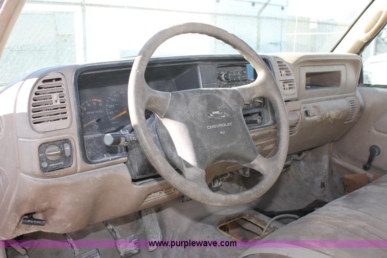 image for item L6775 2001 Chevrolet Silverado 3500HD flatbed pickup truck