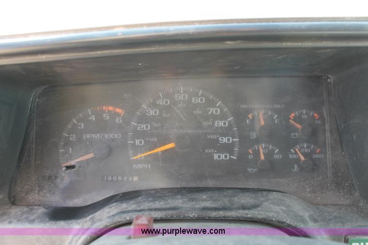 image for item L6775 2001 Chevrolet Silverado 3500HD flatbed pickup truck