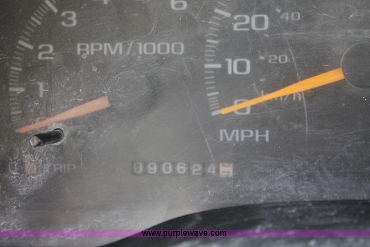 image for item L6775 2001 Chevrolet Silverado 3500HD flatbed pickup truck