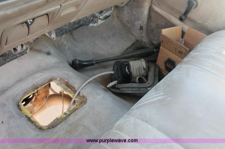 image for item L6775 2001 Chevrolet Silverado 3500HD flatbed pickup truck