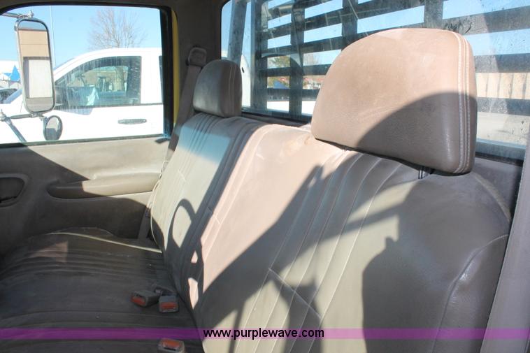 image for item L6775 2001 Chevrolet Silverado 3500HD flatbed pickup truck
