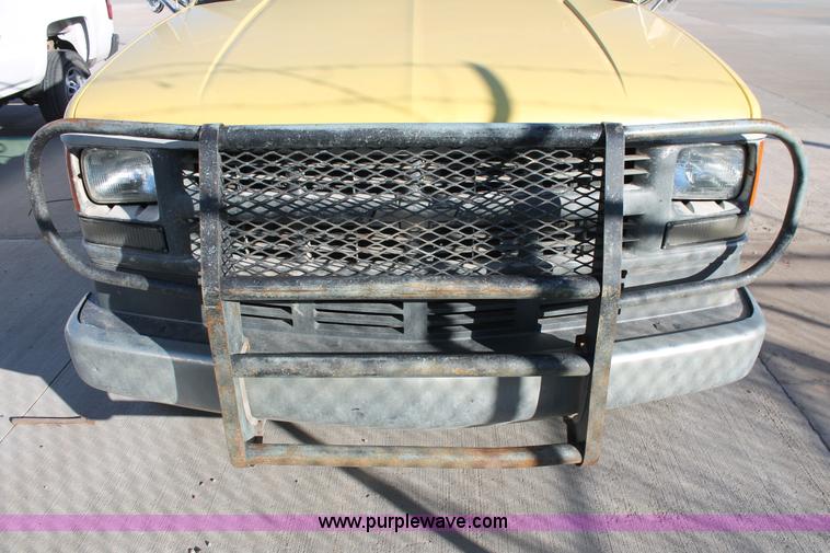 image for item L6775 2001 Chevrolet Silverado 3500HD flatbed pickup truck