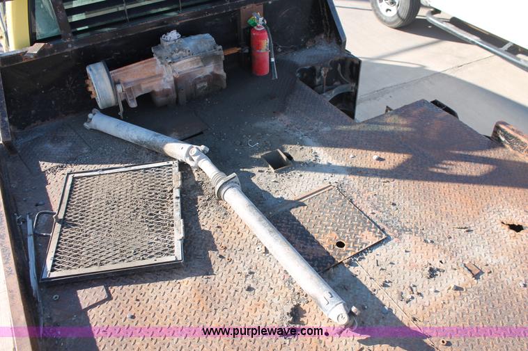 image for item L6775 2001 Chevrolet Silverado 3500HD flatbed pickup truck