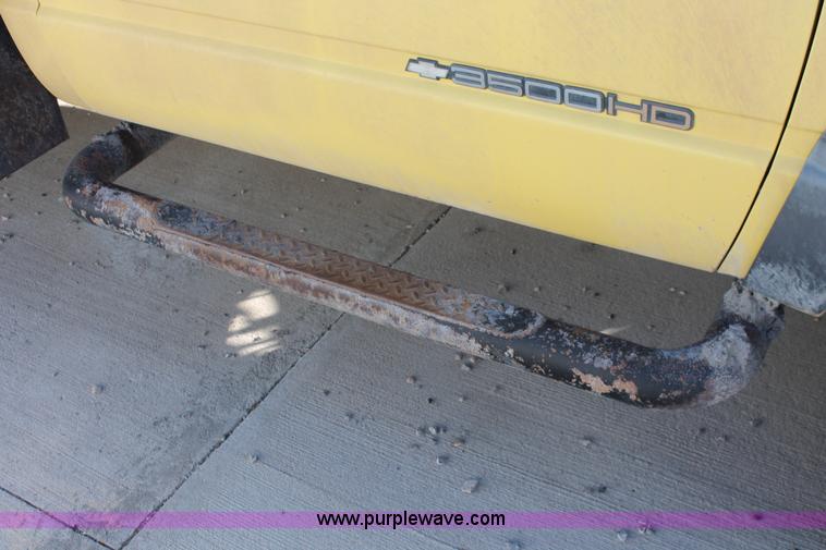 image for item L6775 2001 Chevrolet Silverado 3500HD flatbed pickup truck