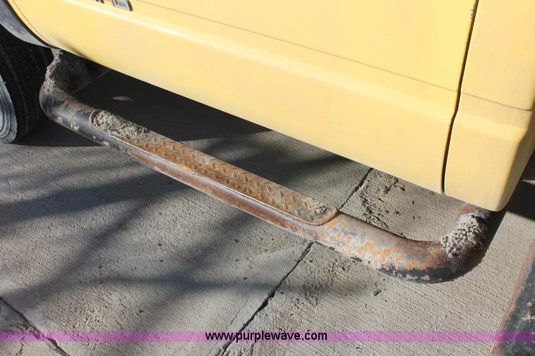 image for item L6775 2001 Chevrolet Silverado 3500HD flatbed pickup truck