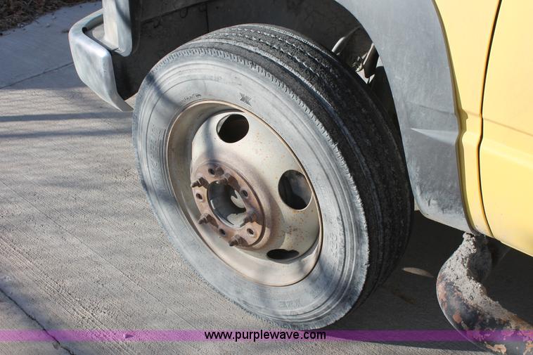 image for item L6775 2001 Chevrolet Silverado 3500HD flatbed pickup truck