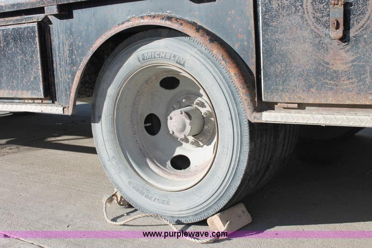 image for item L6775 2001 Chevrolet Silverado 3500HD flatbed pickup truck