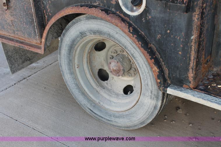 image for item L6775 2001 Chevrolet Silverado 3500HD flatbed pickup truck