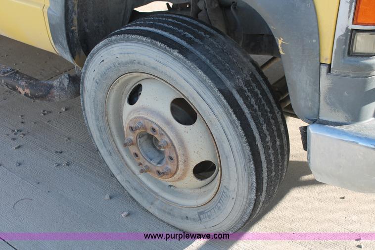 image for item L6775 2001 Chevrolet Silverado 3500HD flatbed pickup truck