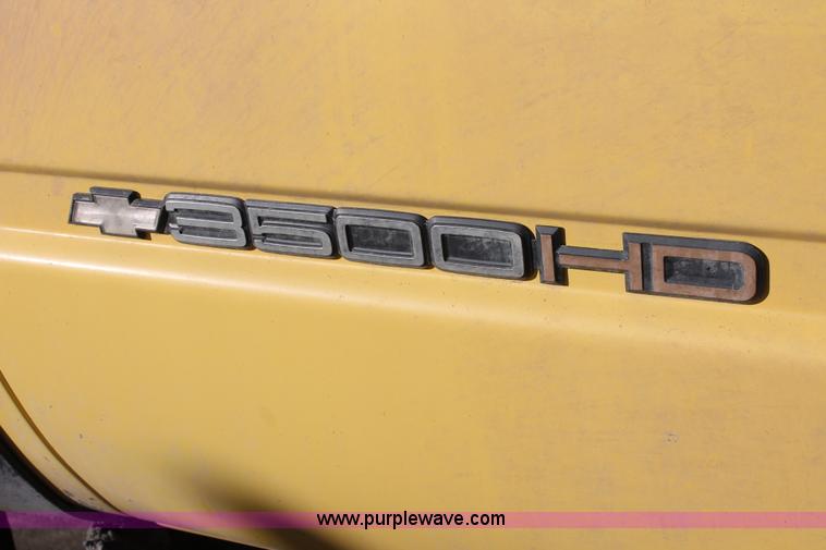 image for item L6775 2001 Chevrolet Silverado 3500HD flatbed pickup truck