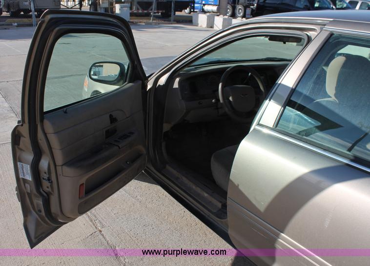 image for item L6776 2005 Ford Crown Victoria