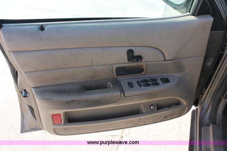 image for item L6776 2005 Ford Crown Victoria