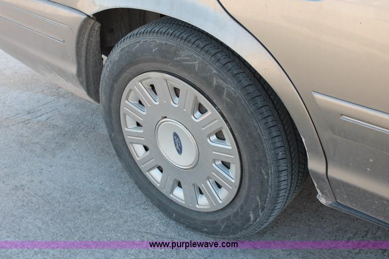 image for item L6776 2005 Ford Crown Victoria