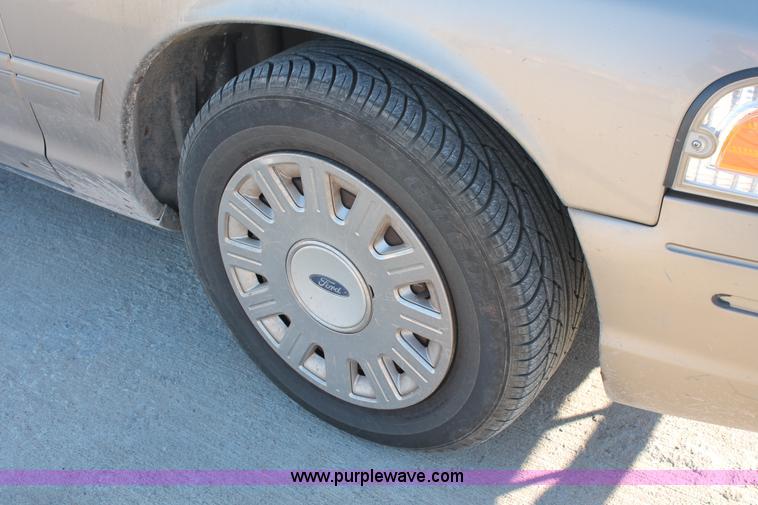 image for item L6776 2005 Ford Crown Victoria