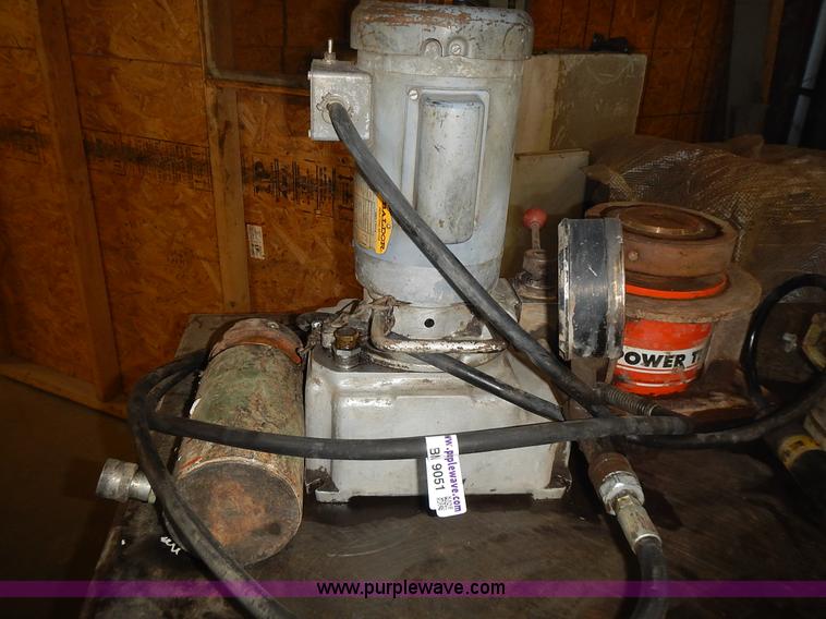 image for item BN9051 (16) assorted hydraulic jacks