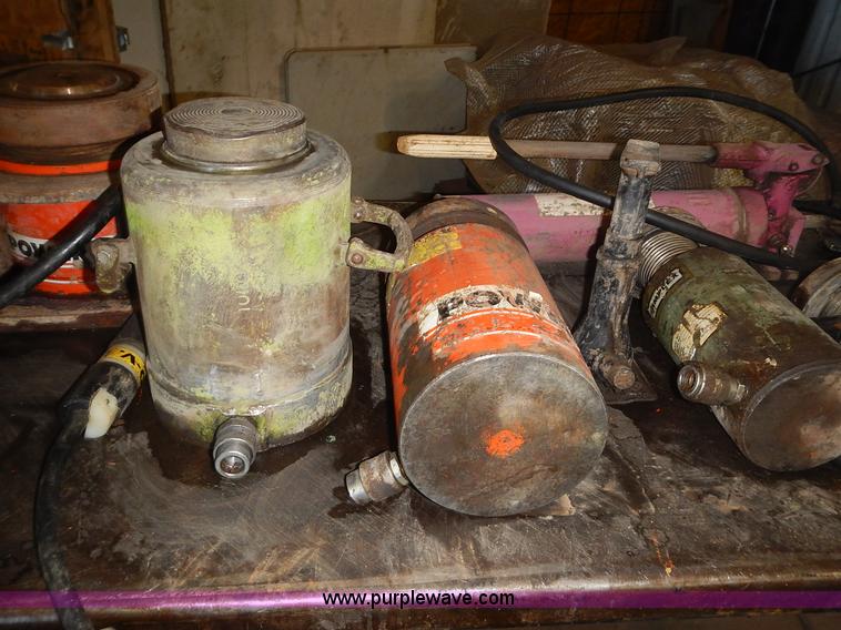 image for item BN9051 (16) assorted hydraulic jacks