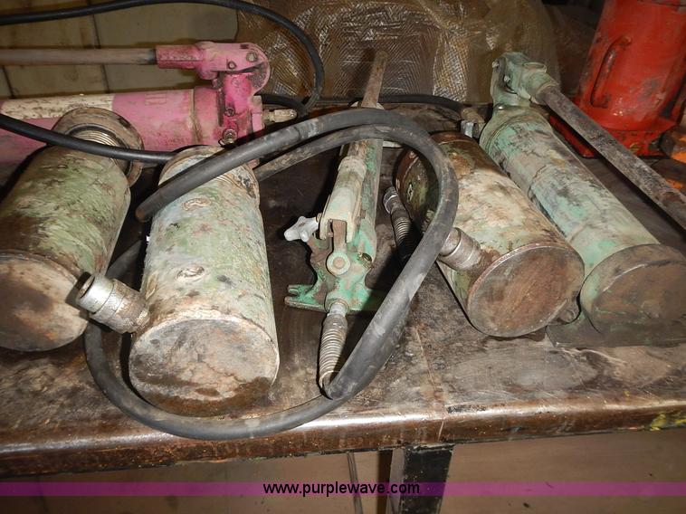 image for item BN9051 (16) assorted hydraulic jacks