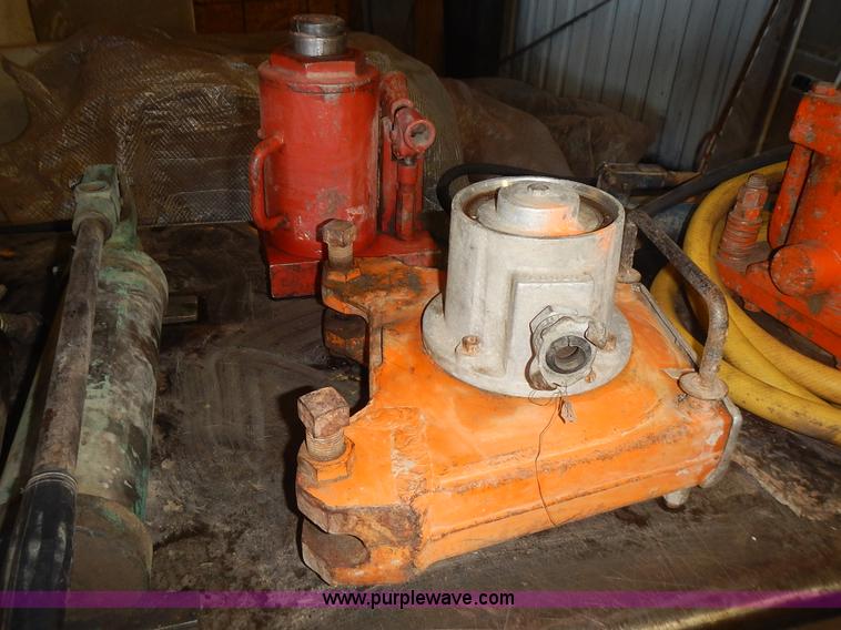 image for item BN9051 (16) assorted hydraulic jacks