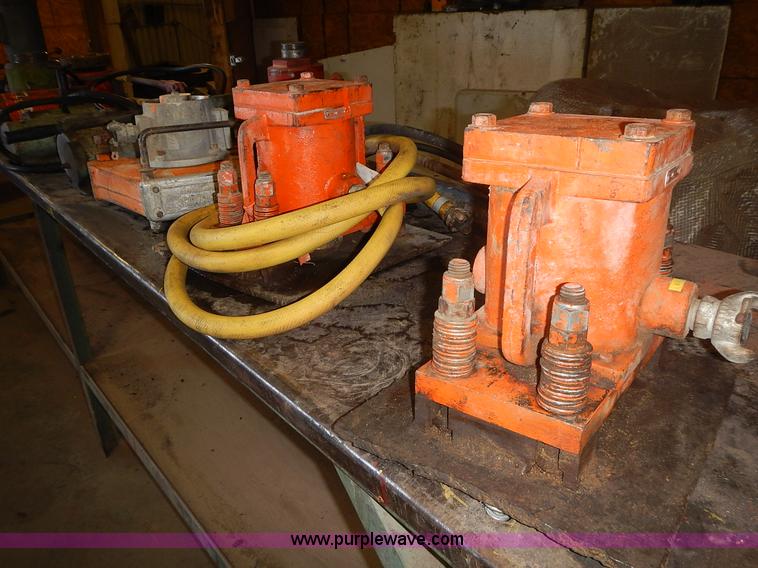 image for item BN9051 (16) assorted hydraulic jacks