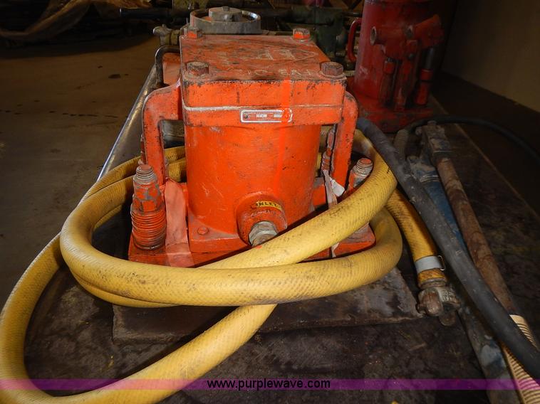 image for item BN9051 (16) assorted hydraulic jacks