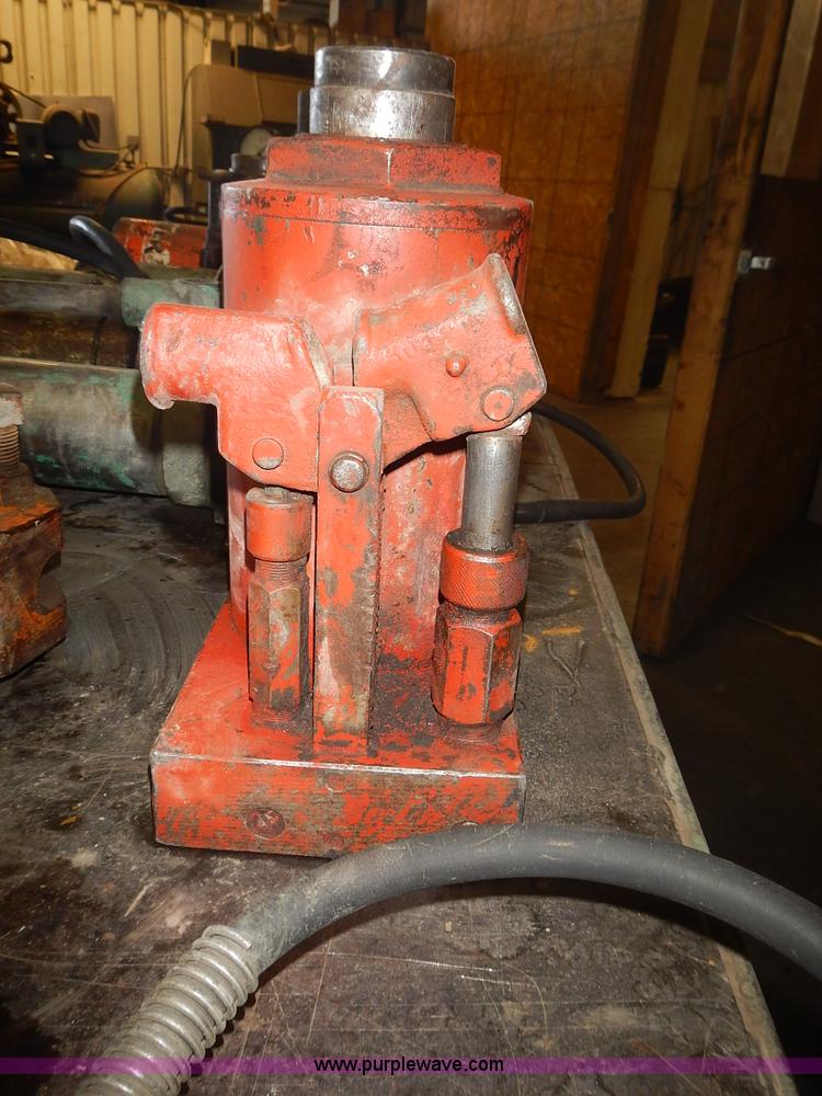 image for item BN9051 (16) assorted hydraulic jacks