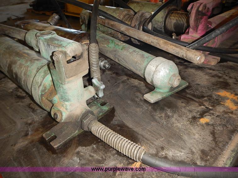 image for item BN9051 (16) assorted hydraulic jacks