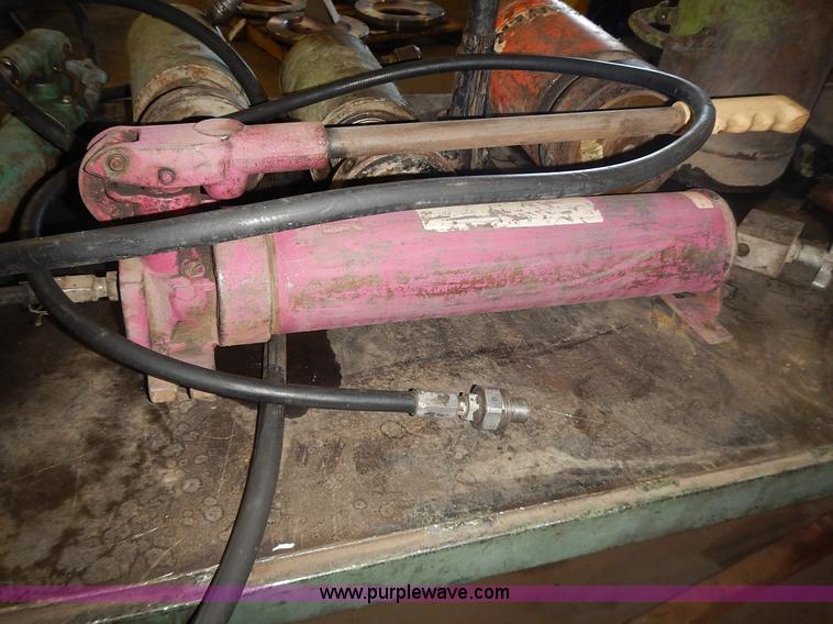 image for item BN9051 (16) assorted hydraulic jacks