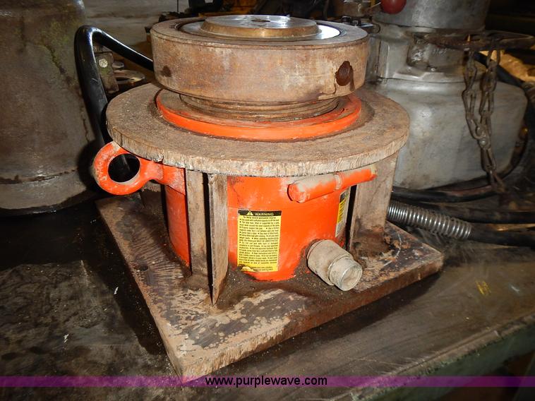 image for item BN9051 (16) assorted hydraulic jacks