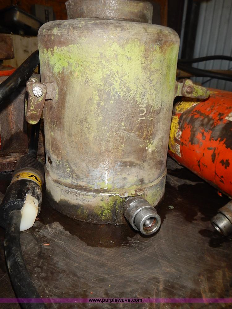 image for item BN9051 (16) assorted hydraulic jacks