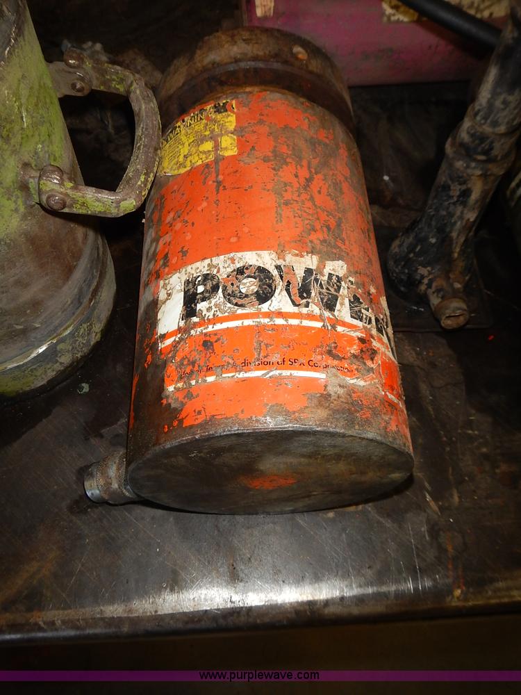 image for item BN9051 (16) assorted hydraulic jacks